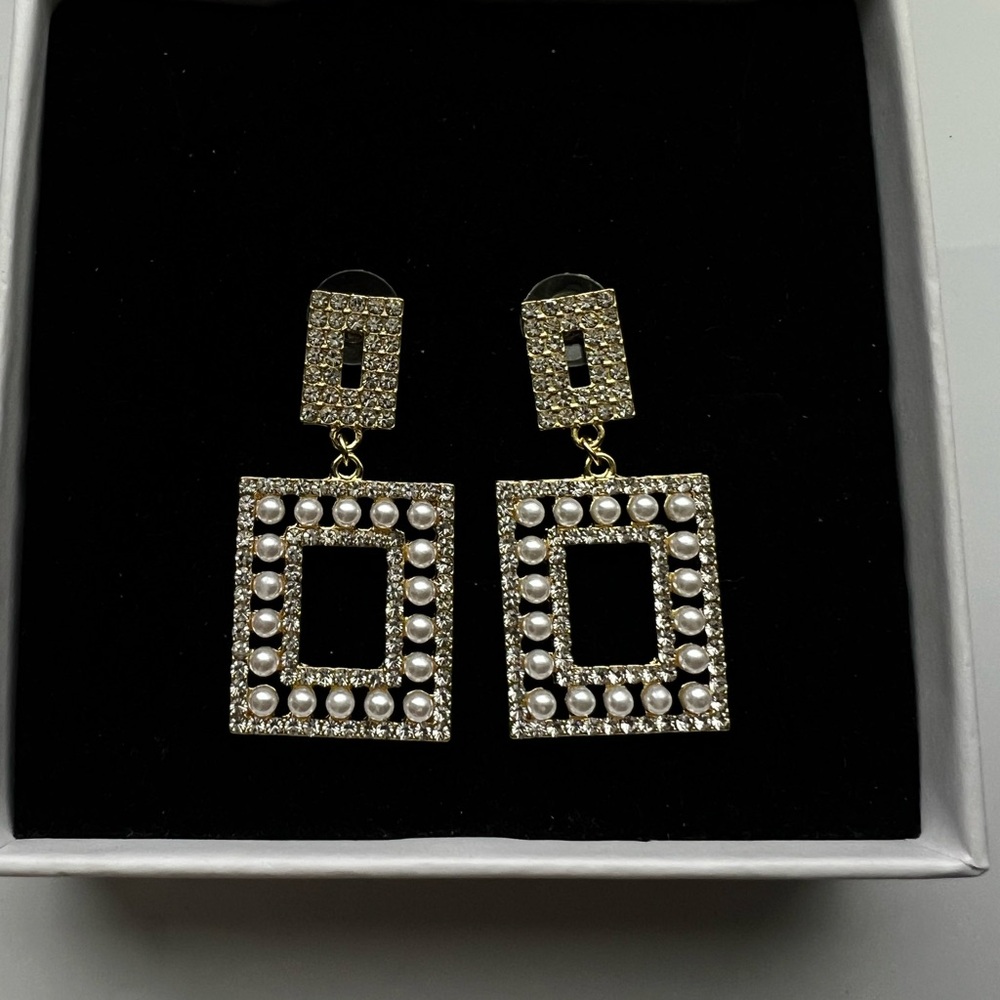 Elegant Gold and Pearl Drop Earrings